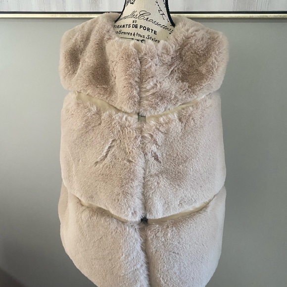 Luxurious Cream Faux Fur Women's Vest - Picture 2 of 7